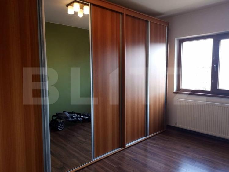 Apartament cu 3 camere semidecomandat, mobilat în Între Lacuri