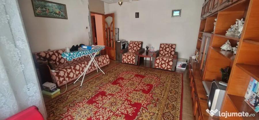 Apartament cu 3 camere decomandat în 1 Mai