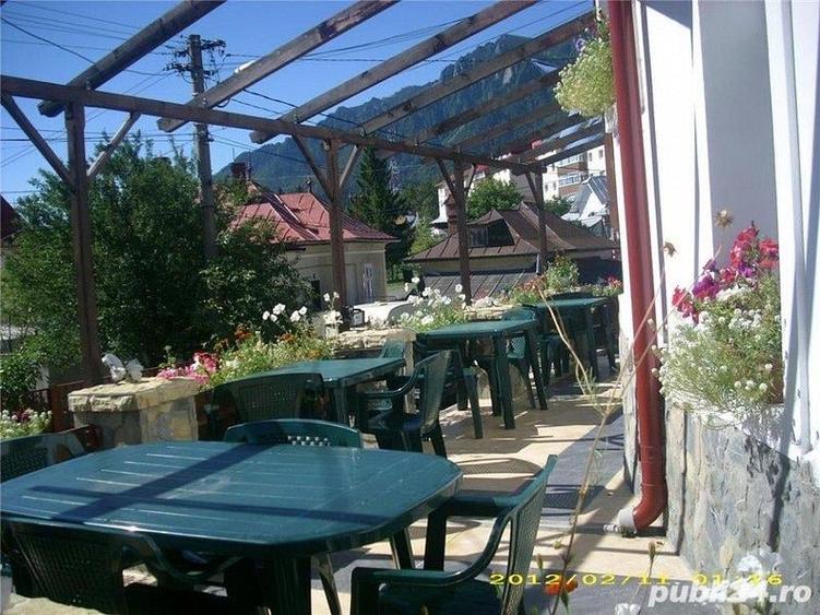 Casă individuală cu 13 camere cu Canalizare în Central