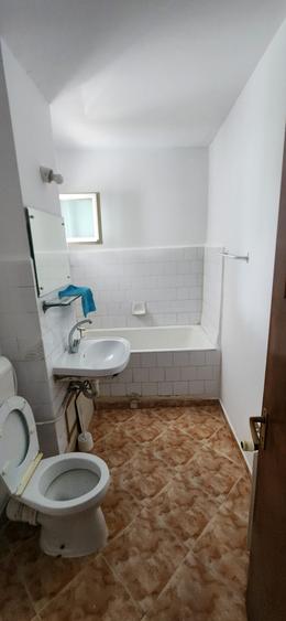 Apartament cu 3 camere semidecomandat în P-ța Gorjului