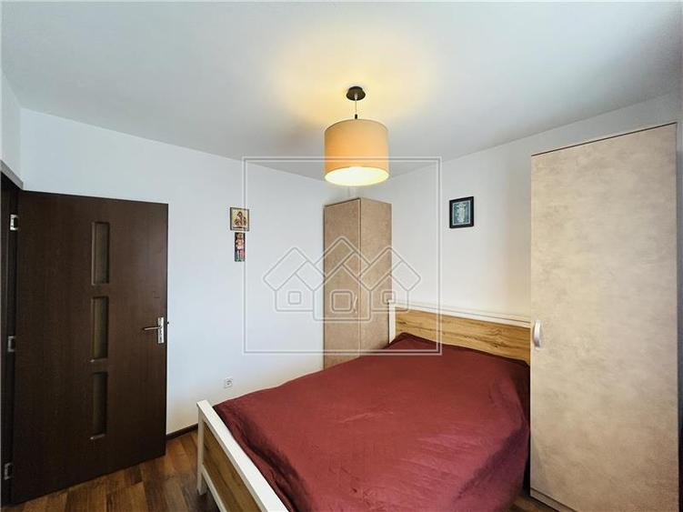 Apartament cu 3 camere semidecomandat în Turnișor