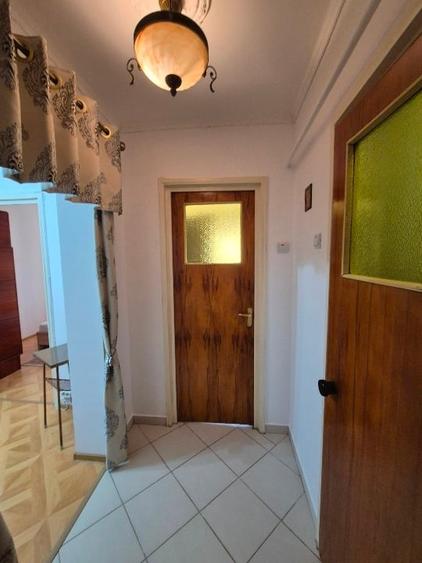 Apartament cu 3 camere decomandat, mobilat în Berceni