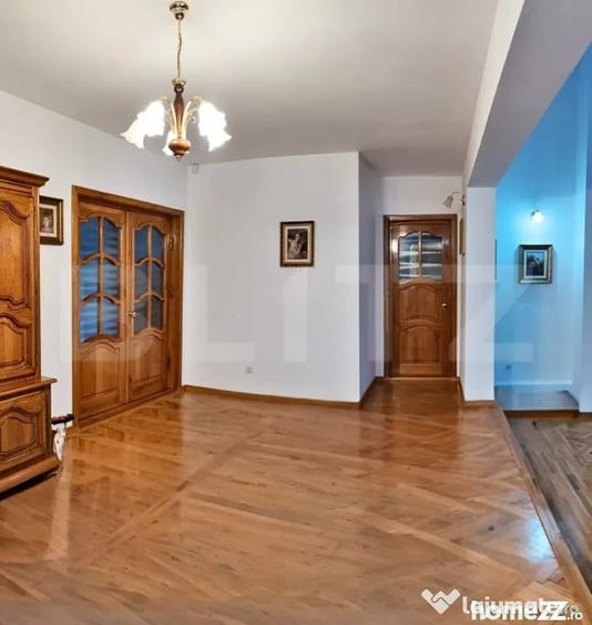 Casă cu 7 camere cu Teren 1178 Mp în Central