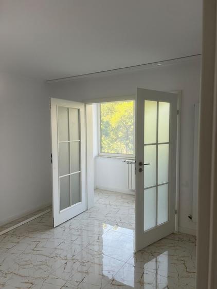 Apartament cu 3 camere semidecomandat în Crișan