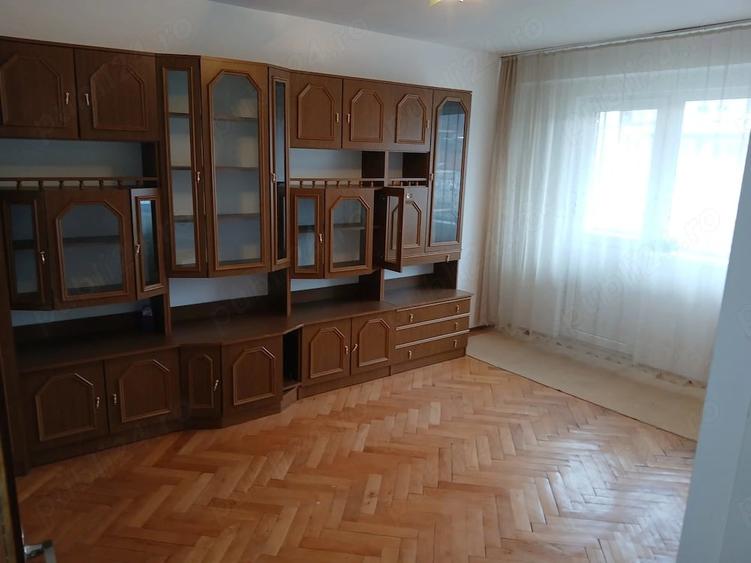 Apartament cu 3 camere decomandat în Petros