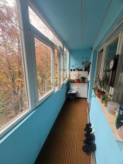 Apartament cu 3 camere semidecomandat în Berceni
