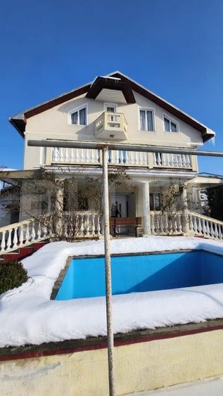 Casă individuală cu 5 camere cu Canalizare în Decebal