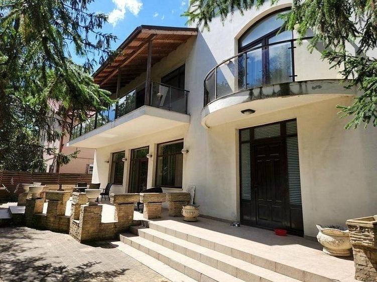 Casă individuală cu 7 camere cu Canalizare în Băneasa