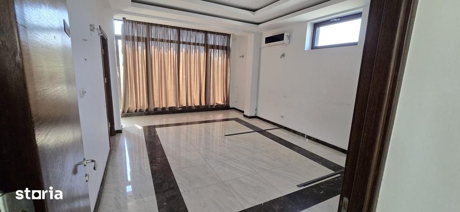Spațiu comercial, de 400 mp, în Tei