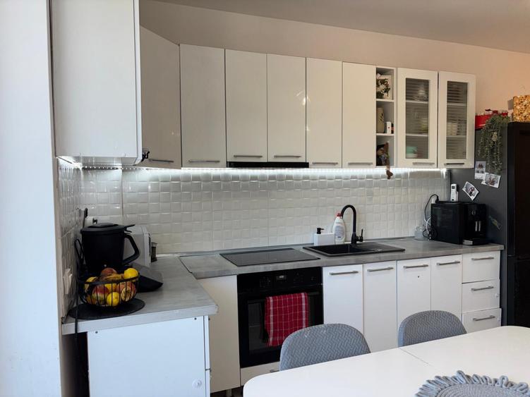 Apartament cu 3 camere semidecomandat, mobilat în Chinteni