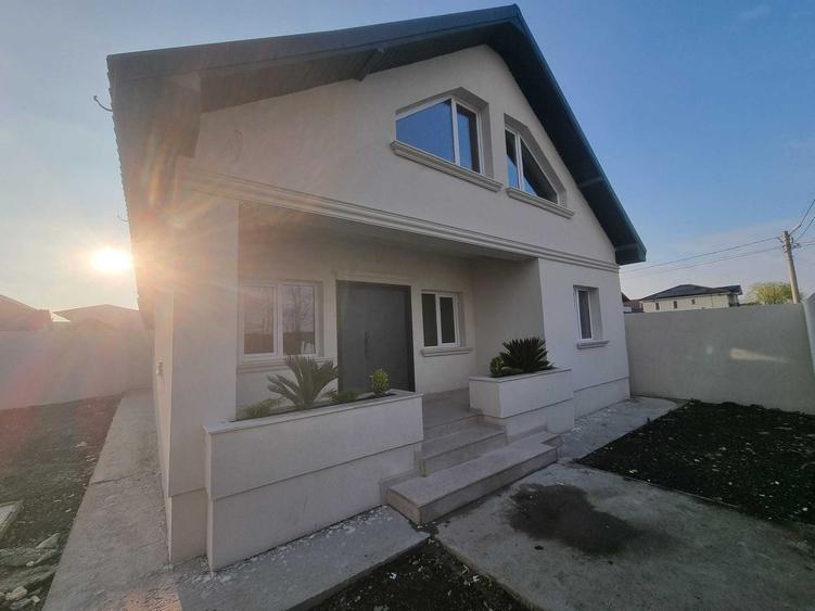 Casă cu 3 camere cu Teren 200 Mp în Lumina