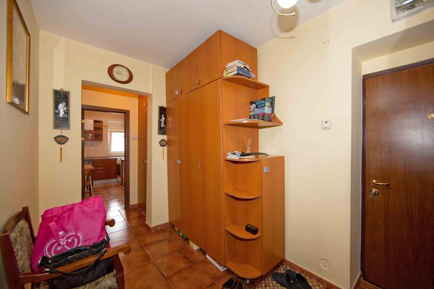 Apartament cu 3 camere semidecomandat în Tineretului
