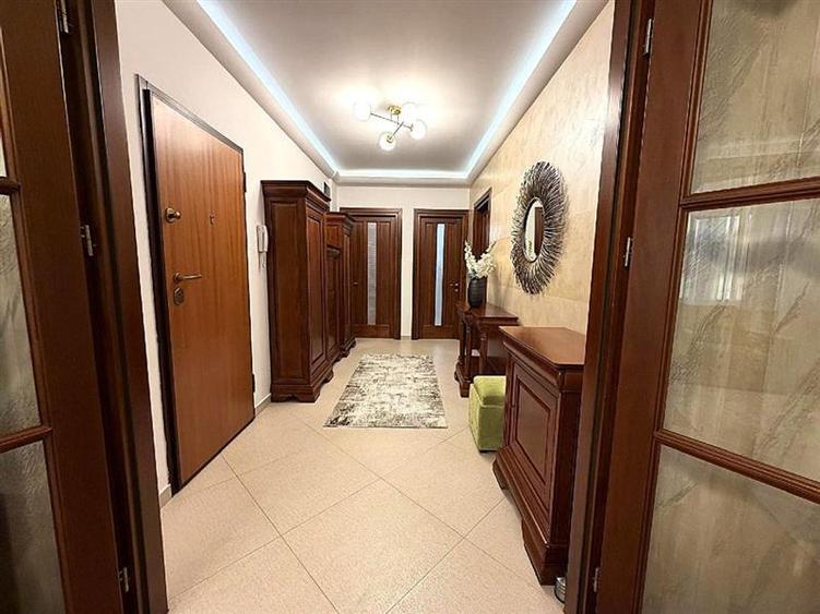 Apartament cu 3 camere decomandat în Barbu Văcărescu