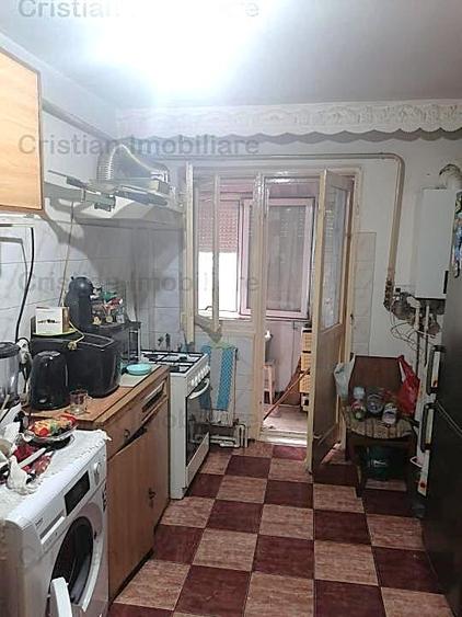 Apartament cu 3 camere semidecomandat în Obor