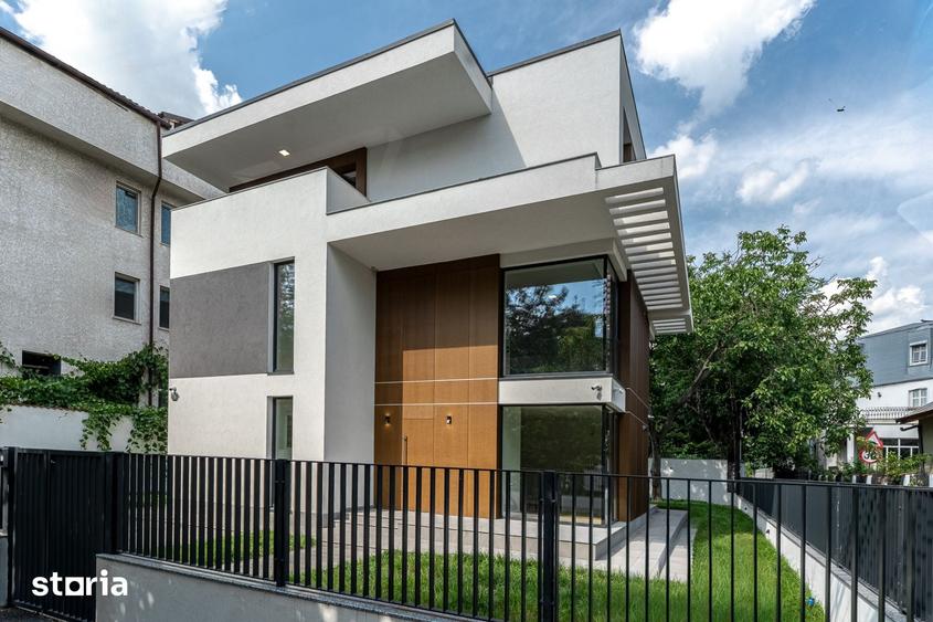 Casă cu 6 camere cu Teren 432 Mp în Băneasa