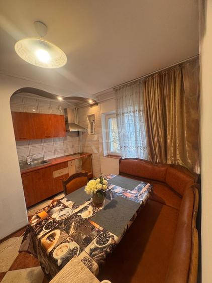Apartament cu 3 camere semidecomandat, mobilat în Rahova
