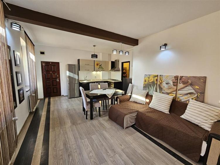 Apartament cu 3 camere decomandat, mobilat în Centrul Istoric