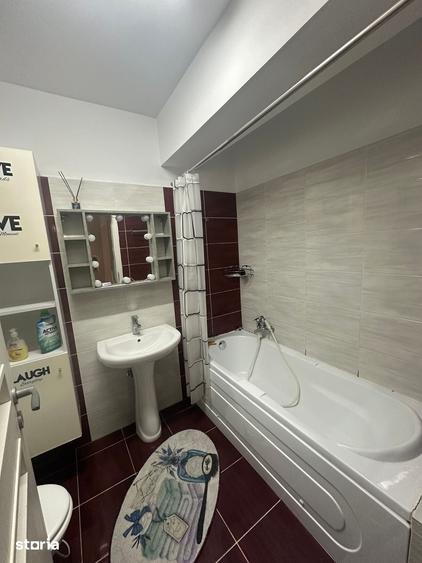 Apartament cu 3 camere în Apărătorii Patriei