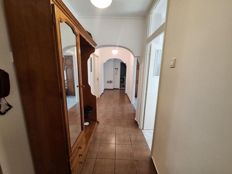Apartament cu 3 camere decomandat în Dristor