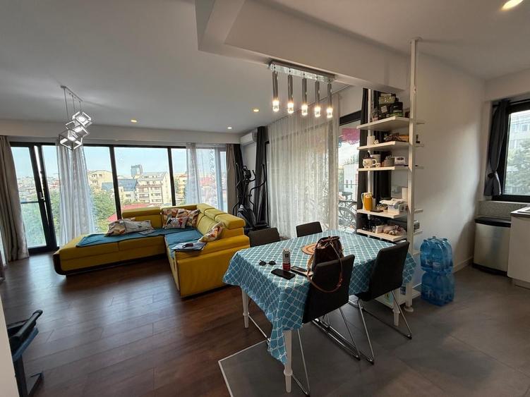 Apartament cu 3 camere decomandat în P-ța Victoriei