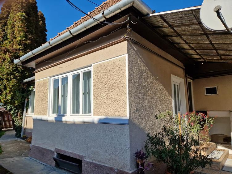 Casă individuală cu 5 camere cu Canalizare în Ernei