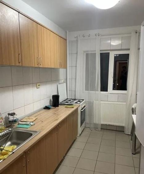 Apartament cu 3 camere semidecomandat, mobilat în Tineretului