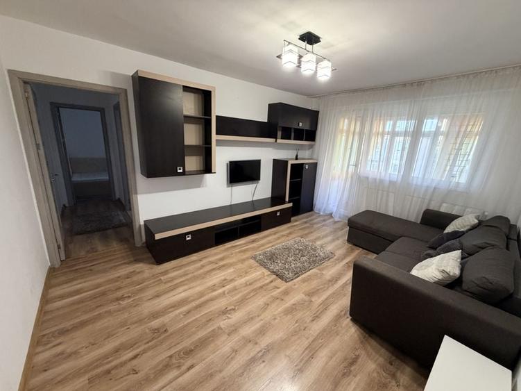 Apartament cu 3 camere semidecomandat în Craiovița Nouă