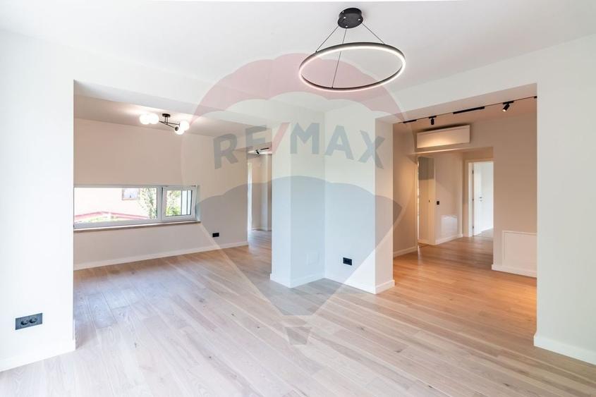 Casă individuală cu 9 camere cu Teren 532 Mp în DN 1