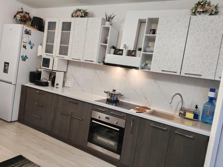 Apartament cu 3 camere decomandat în Florești