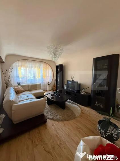 Apartament cu 4 camere, decomandat, zona 9 Mai - 5