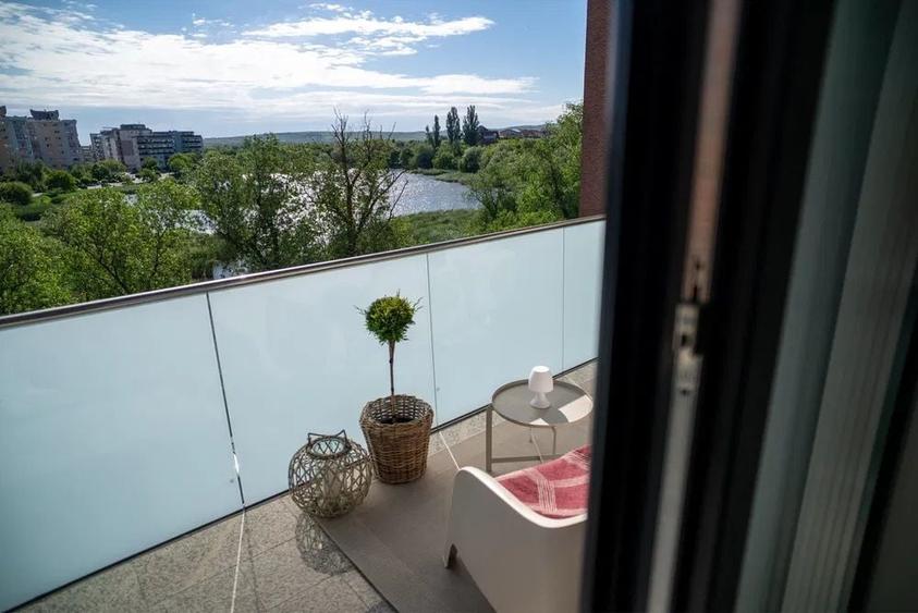 Apartament cu 2 camere semidecomandat, mobilat în Mărăști