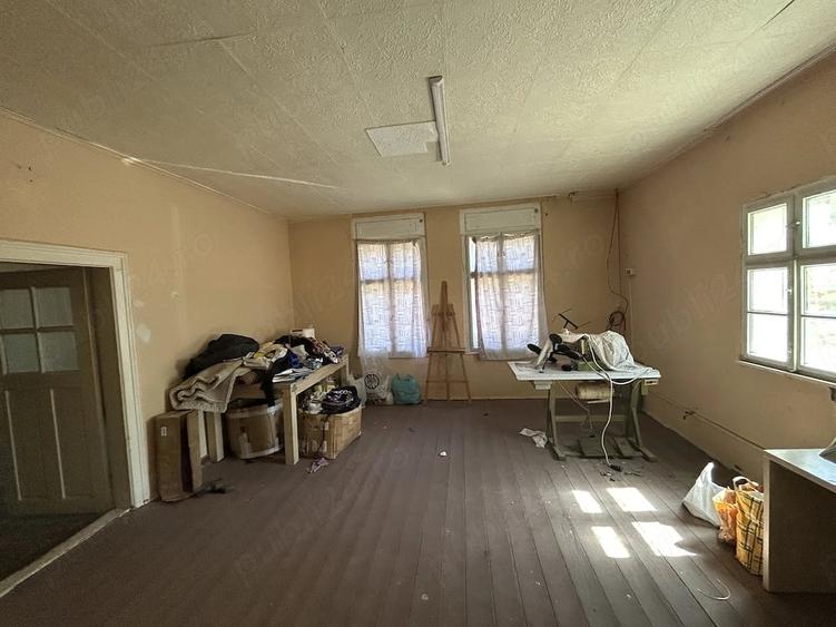 Casă cu 4 camere cu Teren 1812 Mp în Central