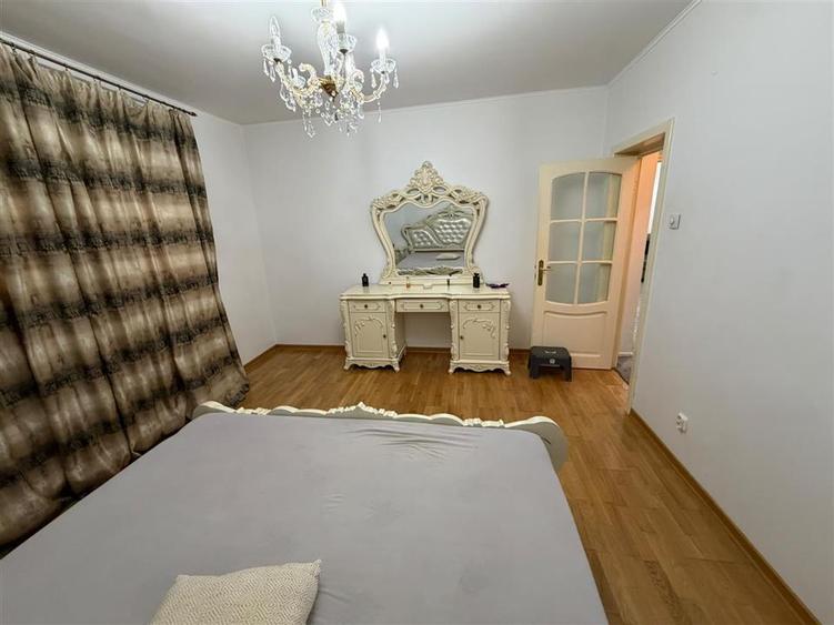 Apartament cu 3 camere decomandat, mobilat în Central