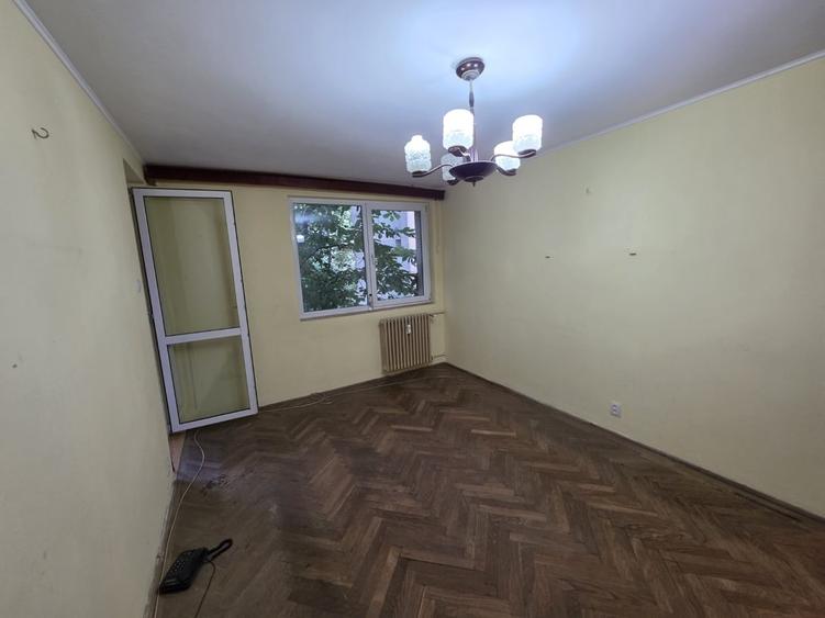 Apartament cu 4 camere semidecomandat în Titan