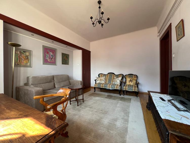 Apartament cu 3 camere semidecomandat, mobilat în Ultracentral