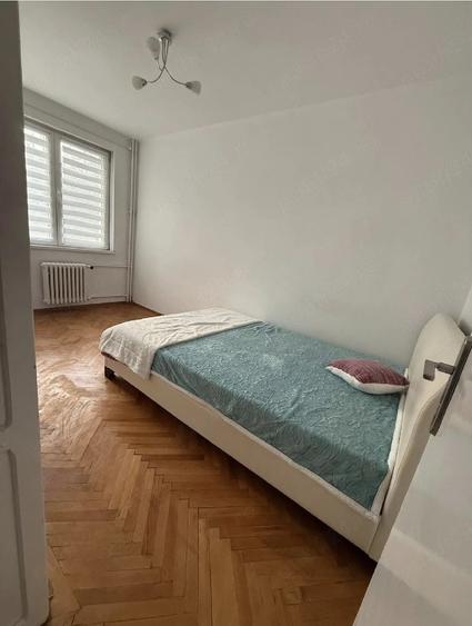 Apartament cu 3 camere semidecomandat în Pajura
