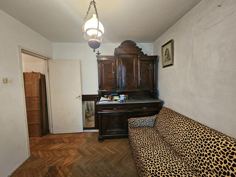 Apartament cu 3 camere semidecomandat în Cetății