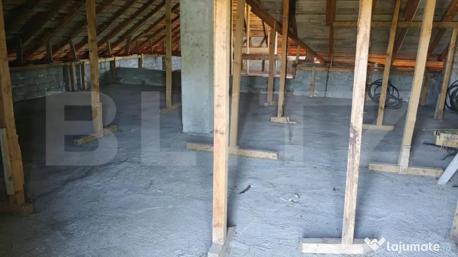 Casă cu 7 camere cu Teren 520 Mp în Dobra