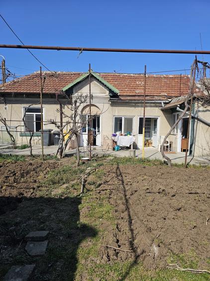 Casă individuală cu 4 camere cu Teren 400 Mp în Brătianu