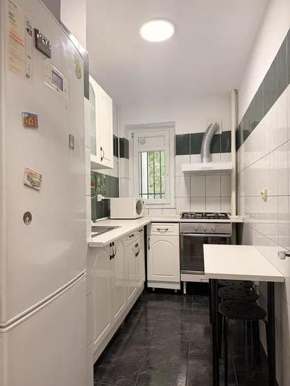 Apartament cu 3 camere semidecomandat, mobilat în Drumul Taberei