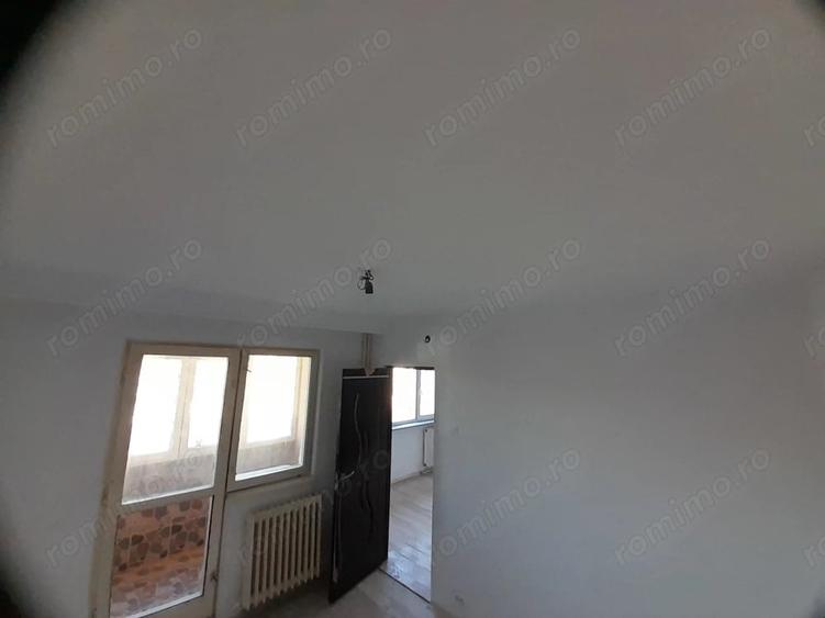 Apartament cu 3 camere semidecomandat în Mircea cel Bătrân