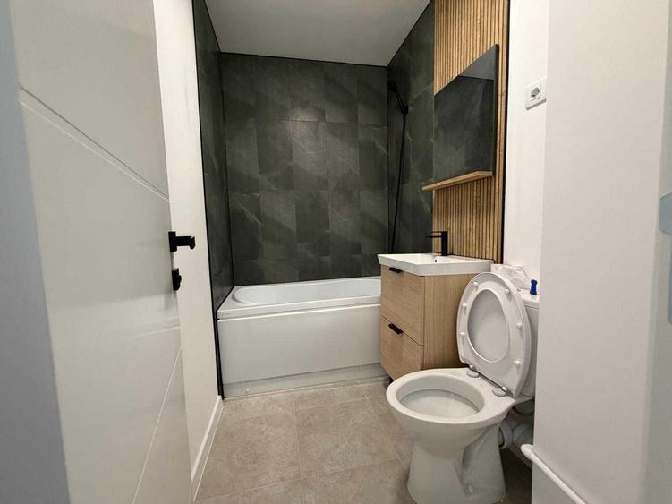 Apartament cu 3 camere semidecomandat în Berceni