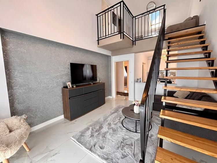 Apartament cu 5 camere decomandat în Cristian