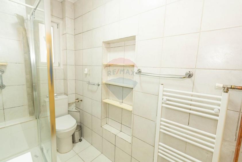 Apartament cu 3 camere semidecomandat, mobilat în Vitan