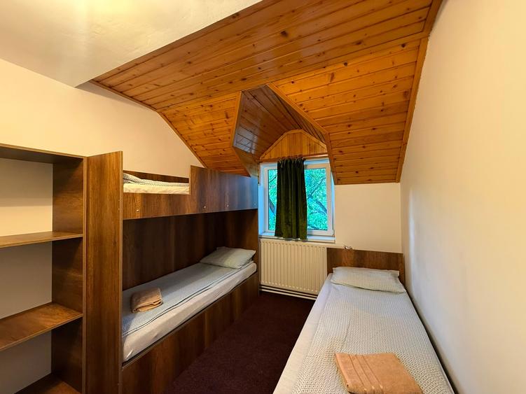 Casă individuală cu 30 camere cu Canalizare în Ultracentral