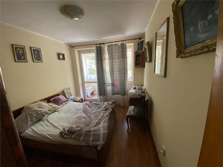 Apartament cu 3 camere semidecomandat în Vatra Luminoasă