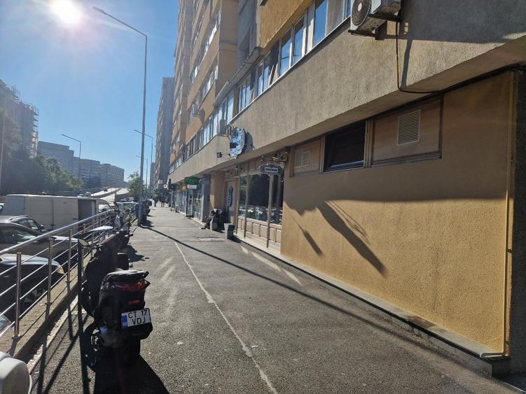 Apartament cu 3 camere semidecomandat, mobilat în Tei