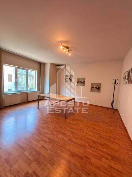 Birou, de 130 mp, în Central