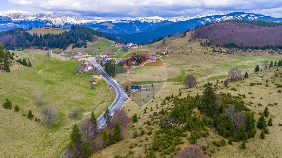 Teren agricol extravilan de 5768 mp, în Fundata