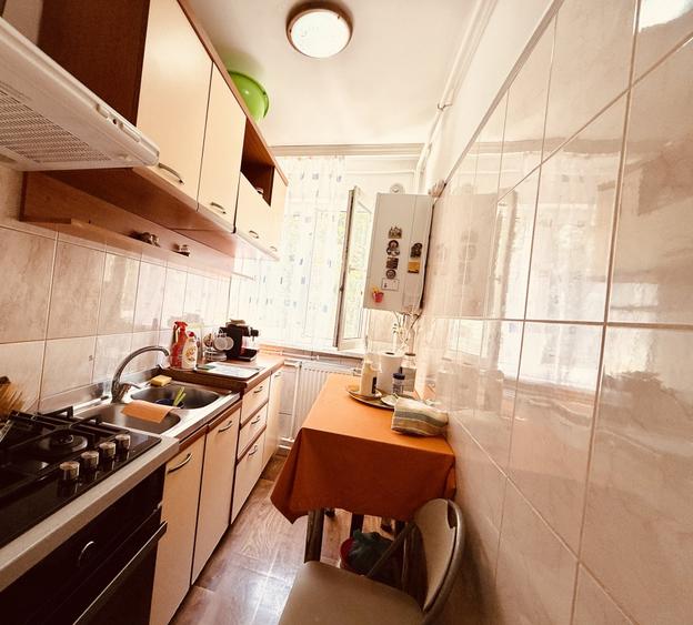 Apartament cu 3 camere semidecomandat în
